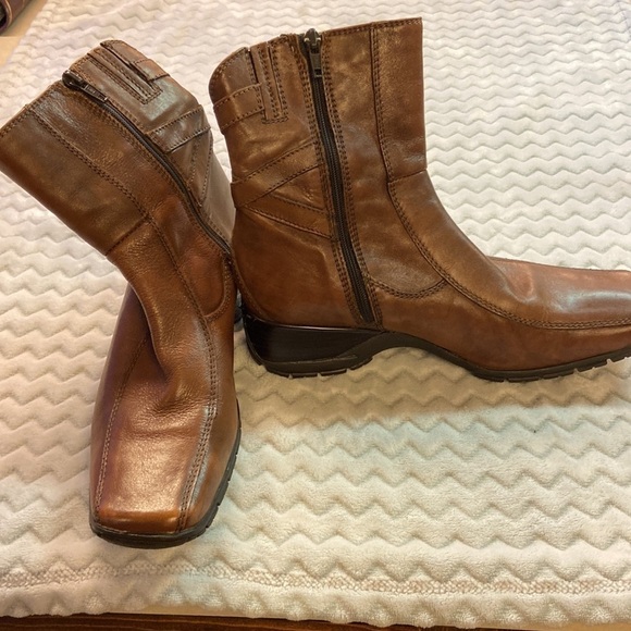 Clarks Zippered Boot Cognac. main image 7